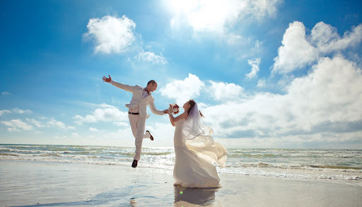 Hướng dẫn cách tạo dáng chụp ảnh cưới tại biển siêu đẹp