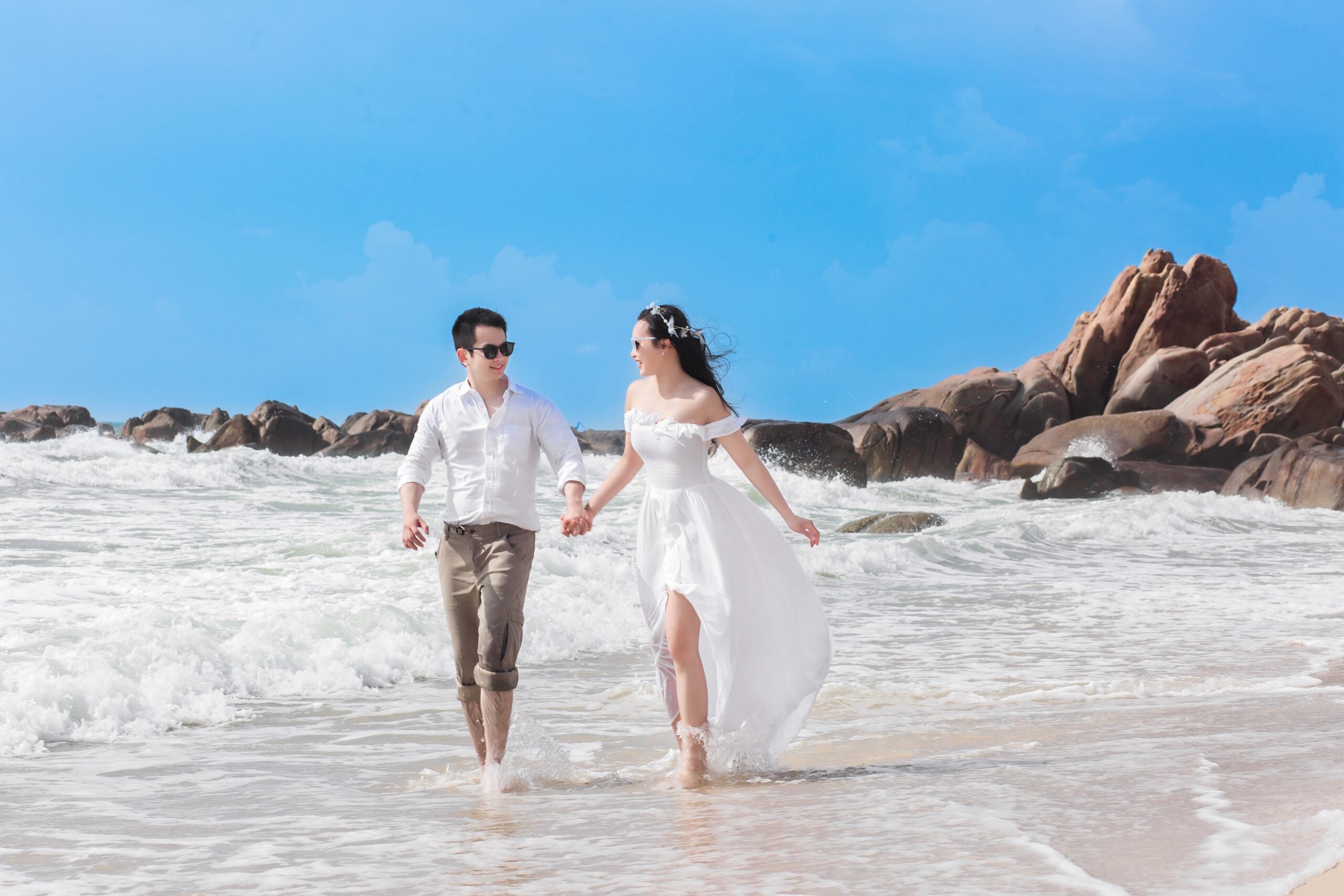 Hướng dẫn cách tạo dáng chụp ảnh cưới tại biển siêu đẹp