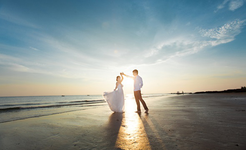 Hướng dẫn cách tạo dáng chụp ảnh cưới tại biển siêu đẹp