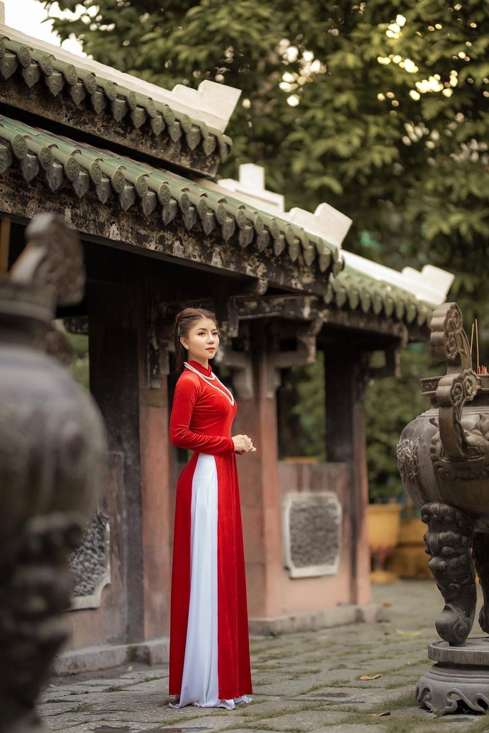 Chụp ảnh áo dài đỏ ấn tượng trong văn hóa Việt Nam