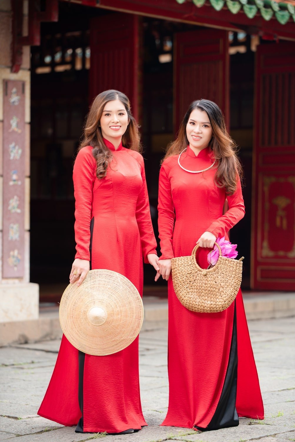 Chụp ảnh áo dài đỏ ấn tượng trong văn hóa Việt Nam