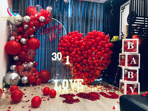 Trang trí cầu hôn trong nhà hàng với hoa và nến lãng mạn Trang trí cầu hôn trong nhà hàng với hoa và nến lãng mạn