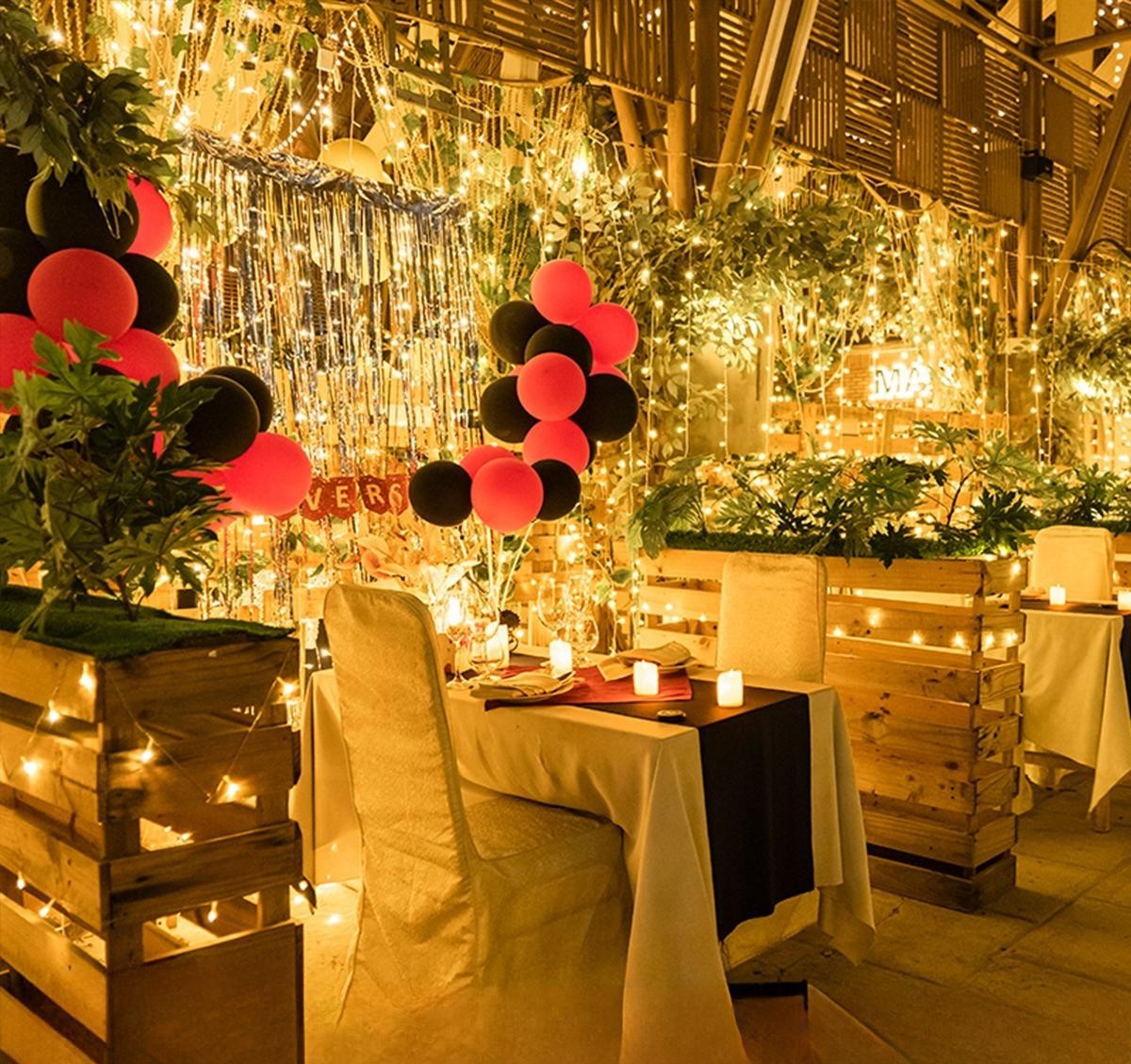 Trang trí cầu hôn trong nhà hàng với hoa và nến lãng mạn Trang trí cầu hôn trong nhà hàng với hoa và nến lãng mạn