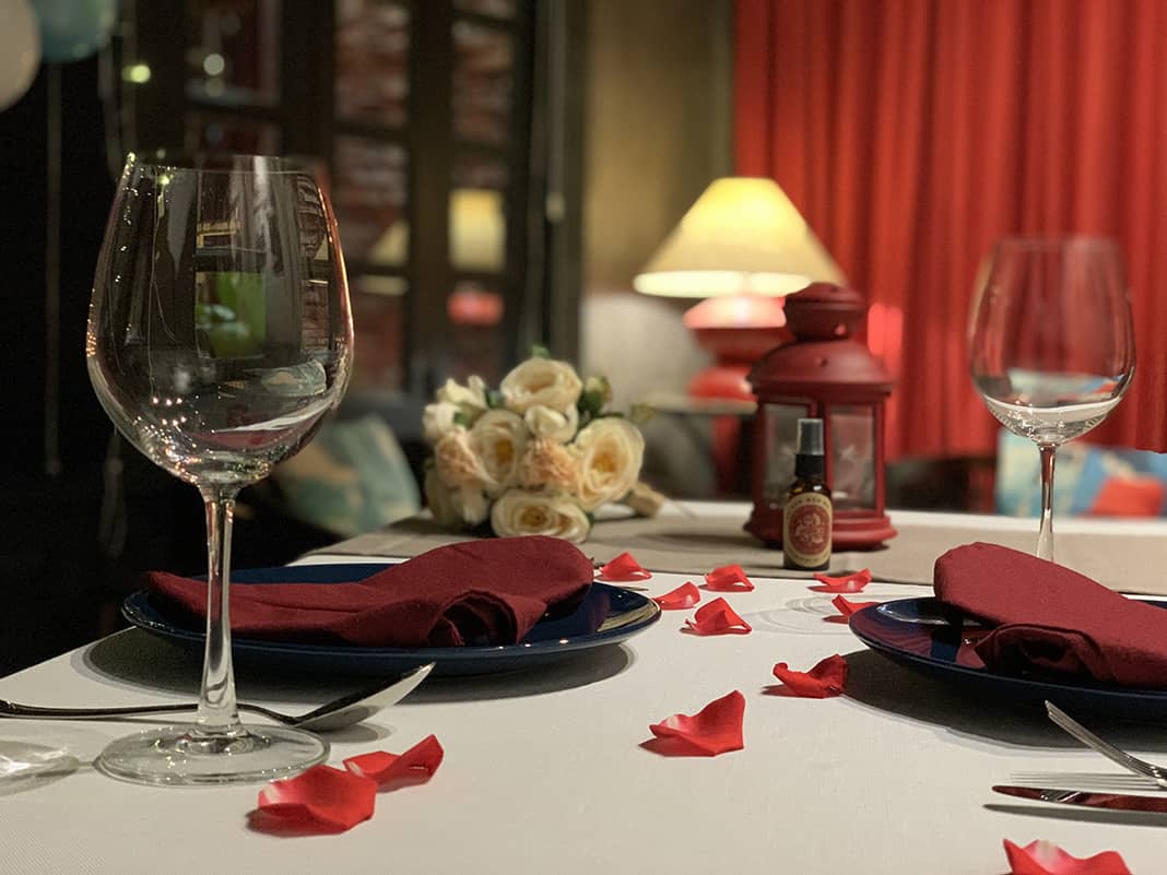 Trang trí cầu hôn trong nhà hàng với hoa và nến lãng mạn Trang trí cầu hôn trong nhà hàng với hoa và nến lãng mạn