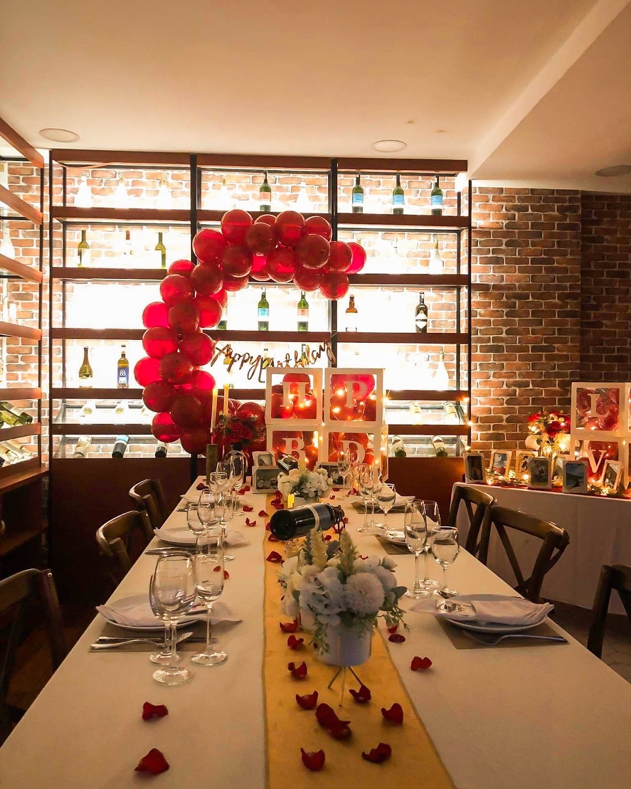 Trang trí cầu hôn trong nhà hàng với hoa và nến lãng mạn Trang trí cầu hôn trong nhà hàng với hoa và nến lãng mạn