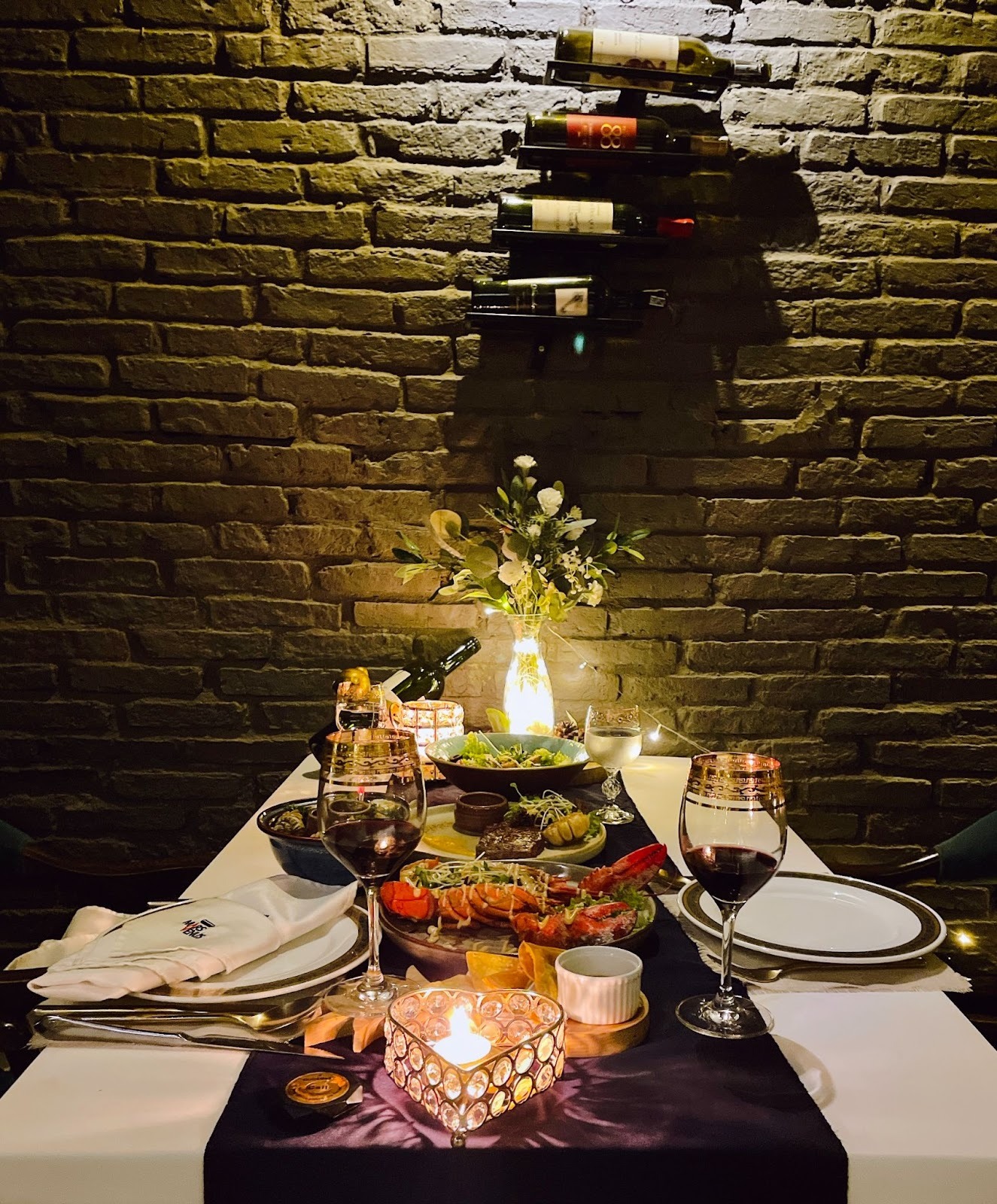 Trang trí cầu hôn trong nhà hàng với hoa và nến lãng mạn Trang trí cầu hôn trong nhà hàng với hoa và nến lãng mạn