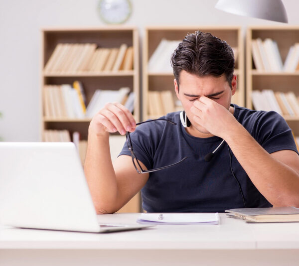 Đối tượng nào dễ mắc thoái hoá điểm vàng?