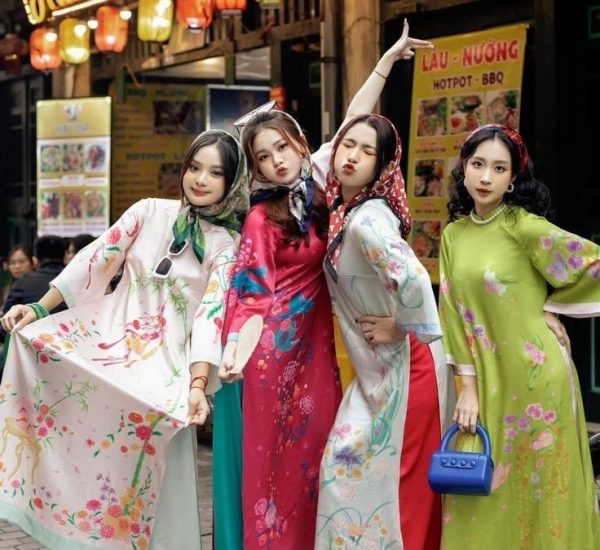 10 cách tạo dáng chụp ảnh áo dài nhóm từ đơn giản đến độc đáo